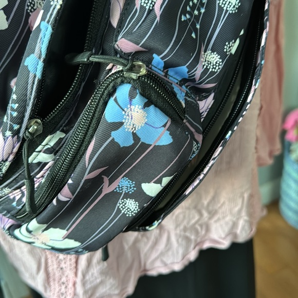 The Kamo Sling Bag With Adjustable Strap EUC - Picture 6 of 14